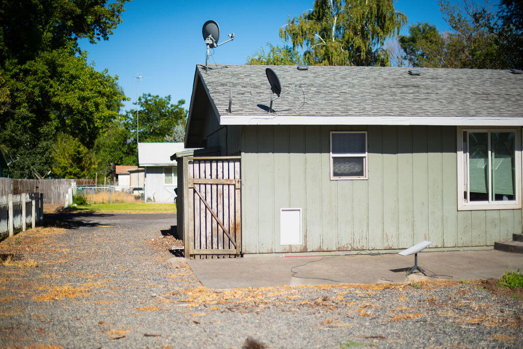 3037 Clearbrook Place Malin, OR 97632 - Photo 28 of 30 a view of outdoor space and yard