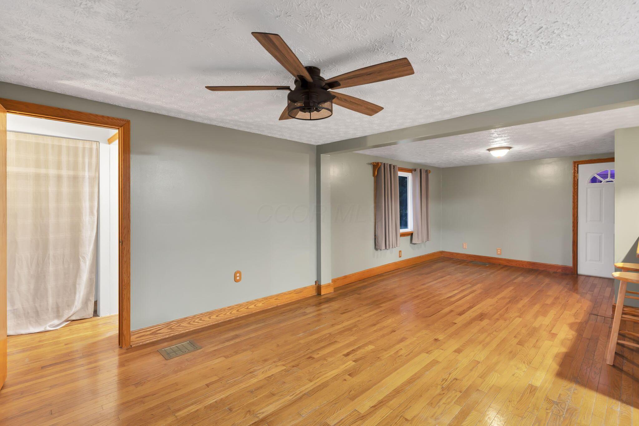 6575 Heigle Road Southwest Amanda, OH 43102 - Photo 24 of 68 Living Room