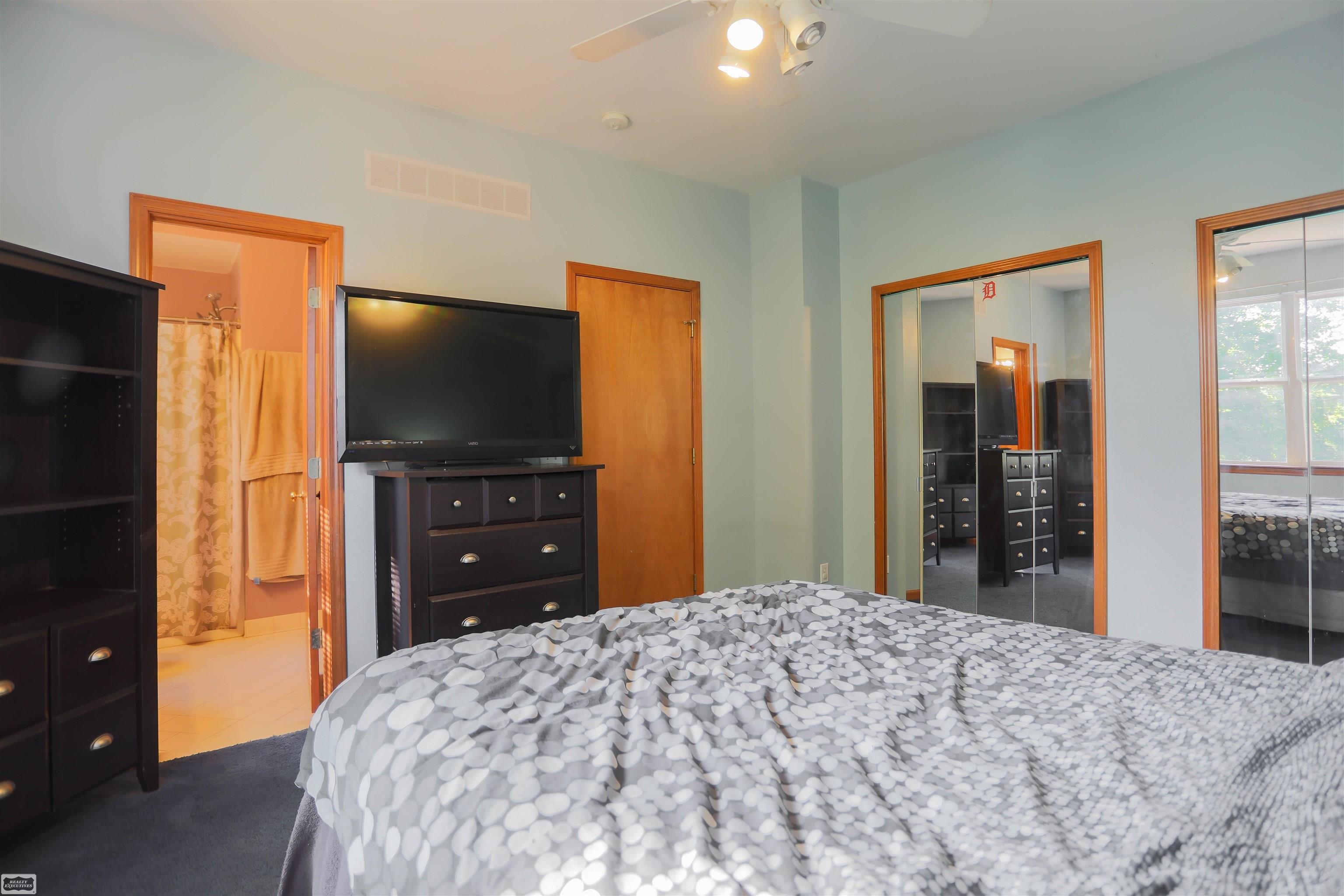 3045 Emmons Avenue Rochester, MI 48307 - Photo 15 of 41 50156055-65741d67-468e-41c0-9ab1-d1bbab3a5a6b.JPG