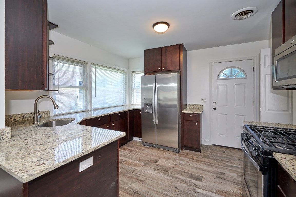 7810 East Prairie Road Skokie, IL 60076 - Photo 4 of 17