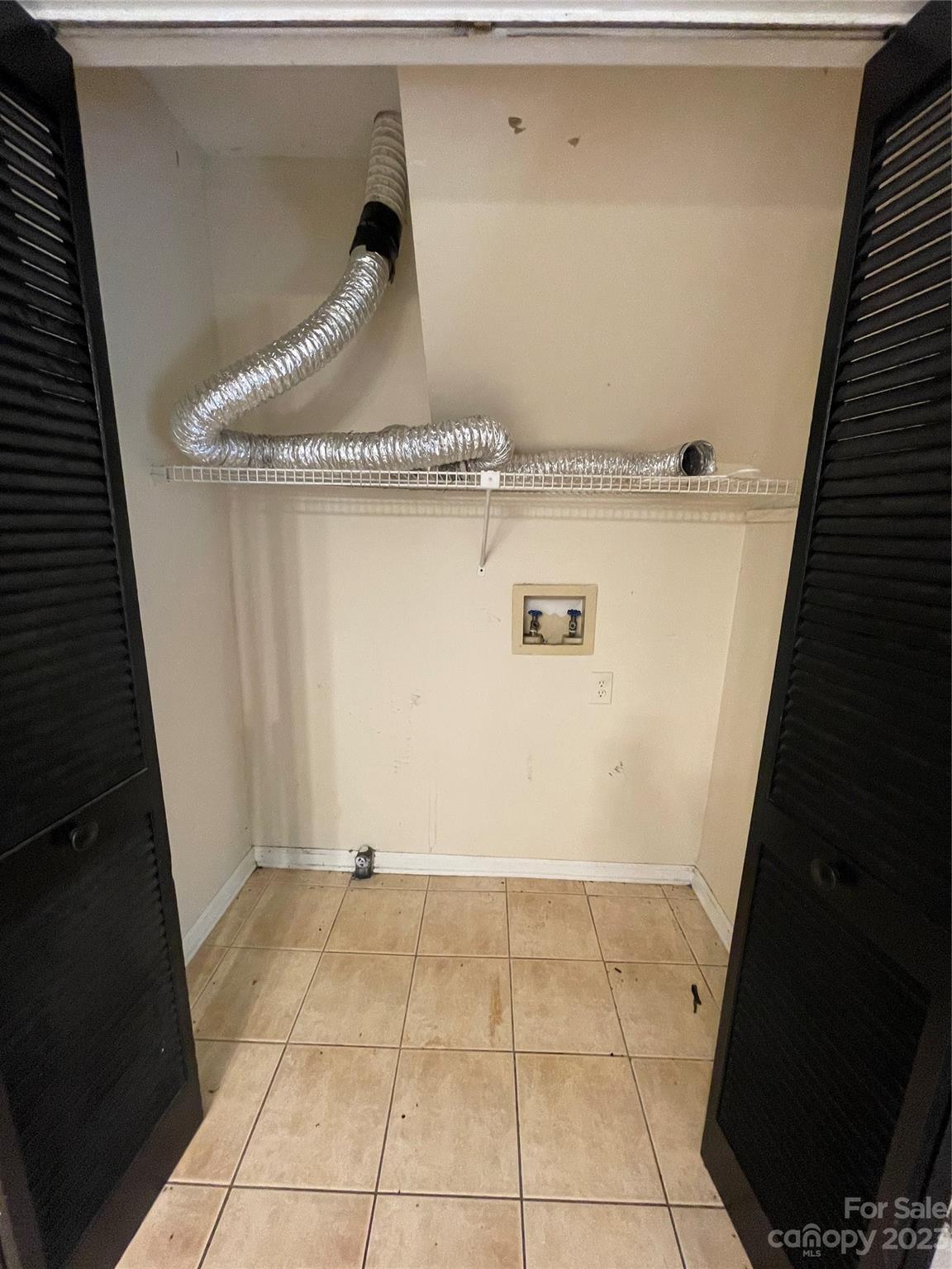 2819 Royal Ridge Lane Charlotte, NC 28212 - Photo 6 of 27 a view of entryway with kitchen