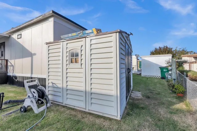 a view of a house with backyard