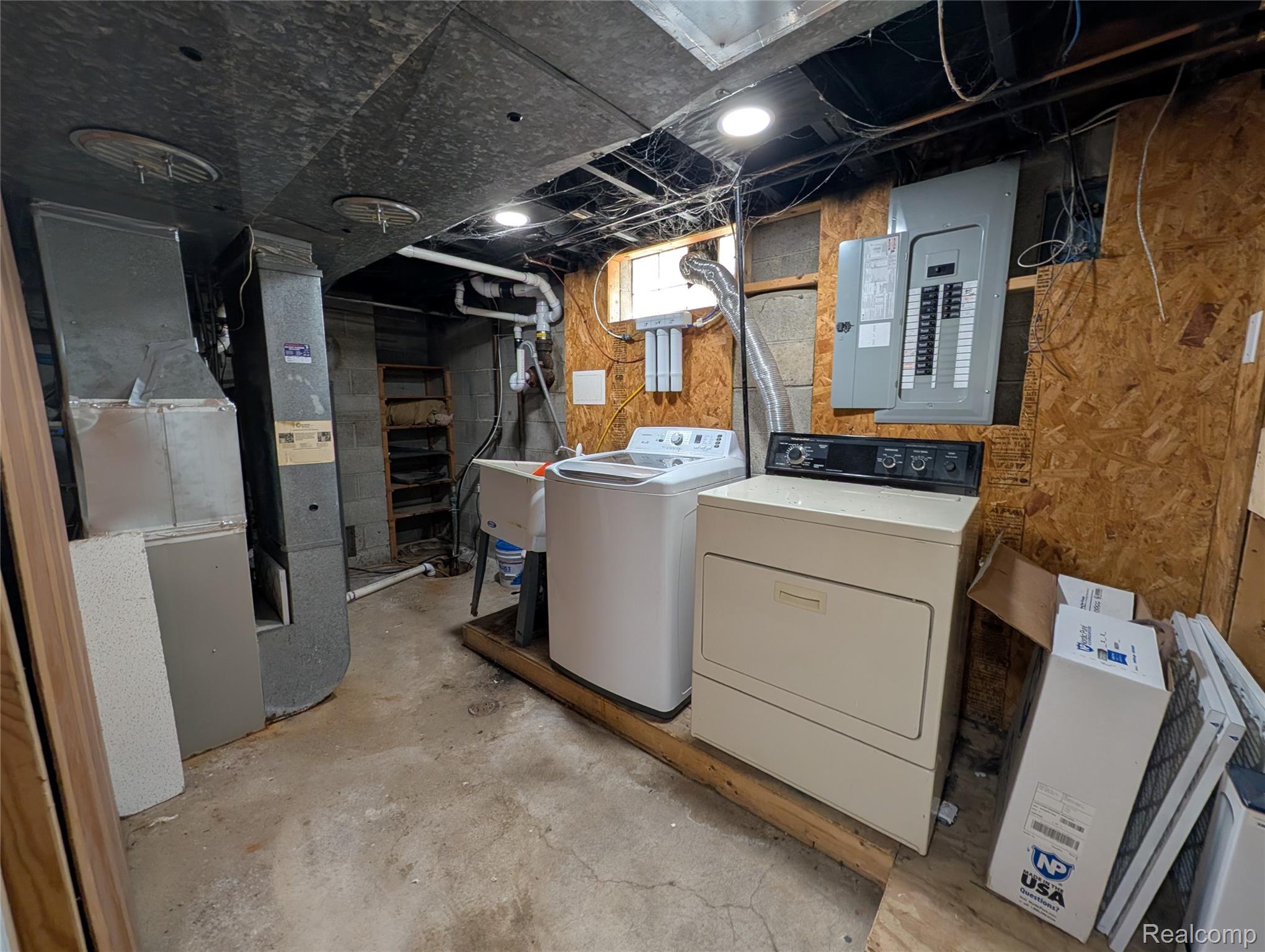 567 Pine Tree Road Lake Orion, MI 48362 - Photo 38 of 43 37 BASEMENT LAUNDRY.jpg