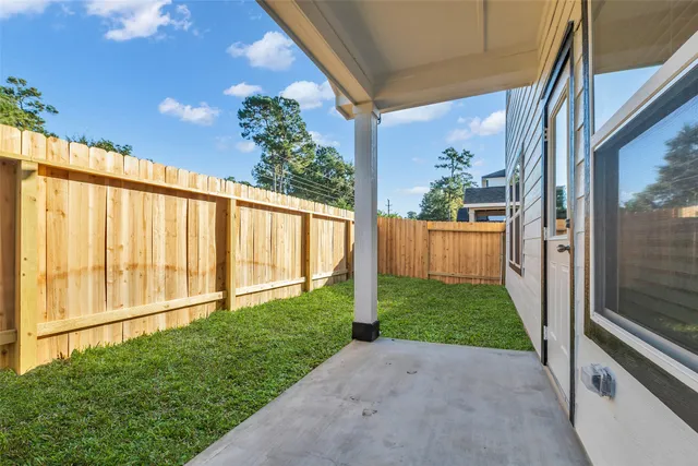 a view of a house with backyard and garden