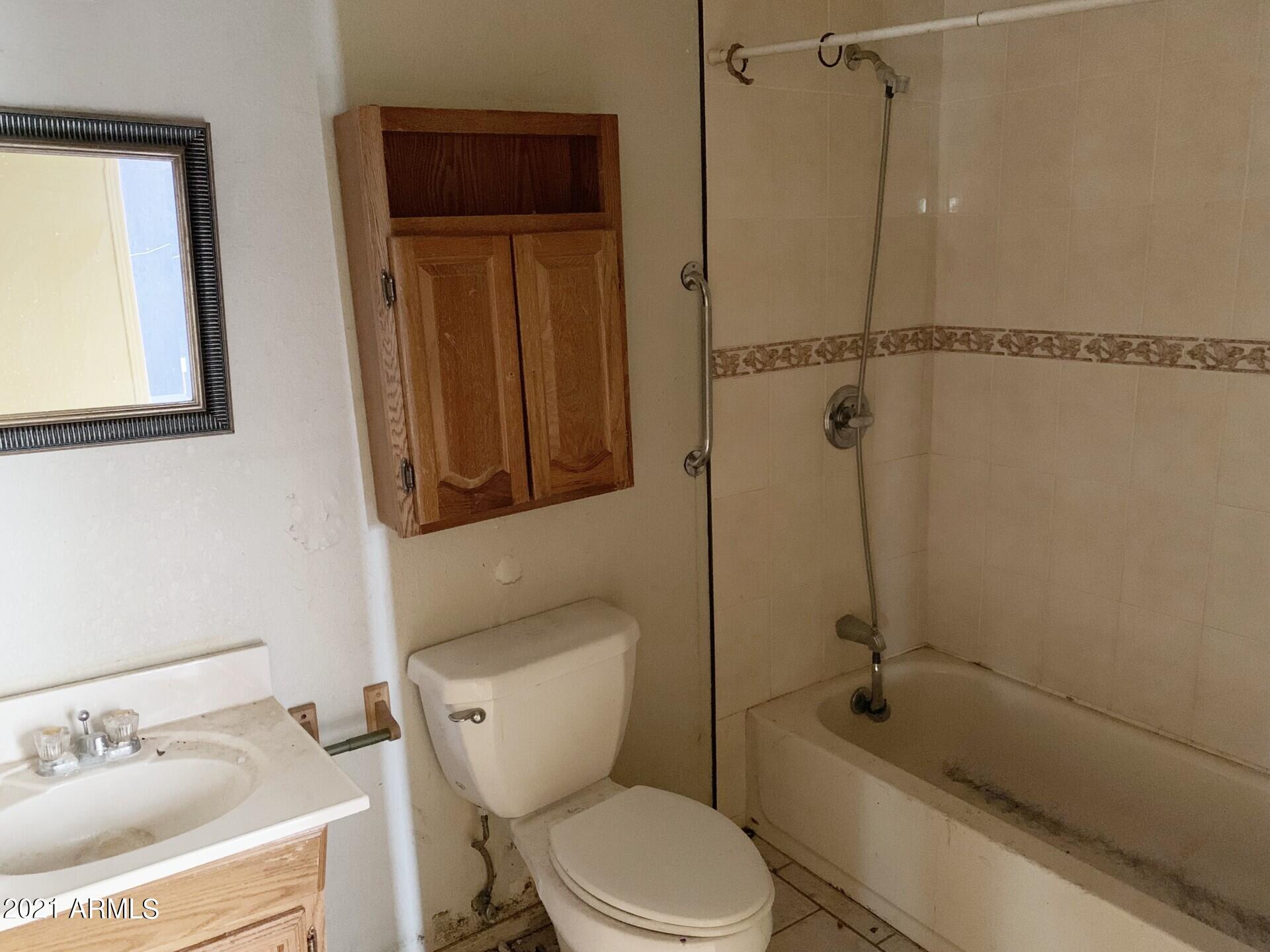 6768 South Wayward Winds Road Willcox, AZ 85643 - Photo 14 of 22 Bathroom #3