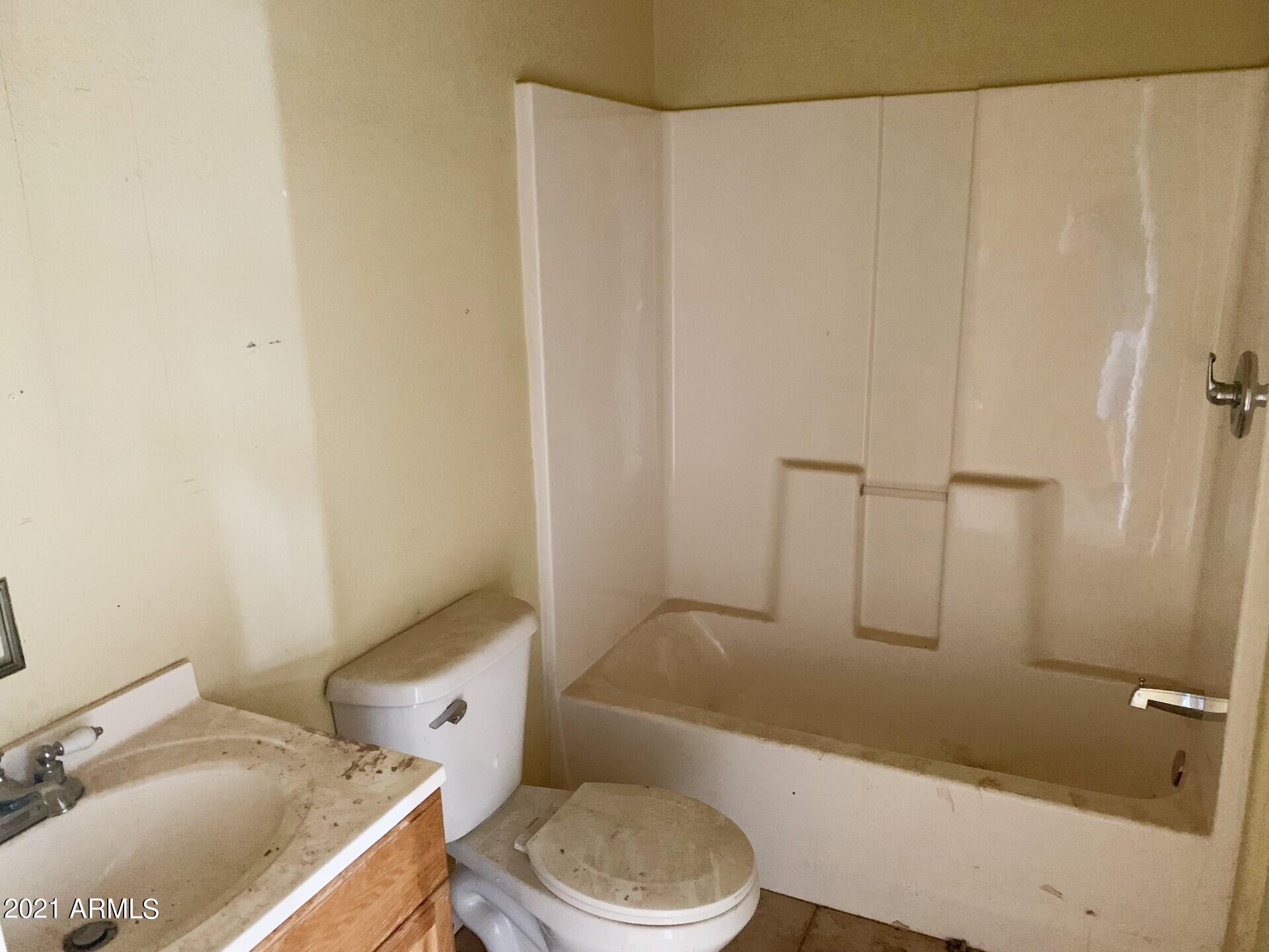 6768 South Wayward Winds Road Willcox, AZ 85643 - Photo 17 of 22 Bathroom #4