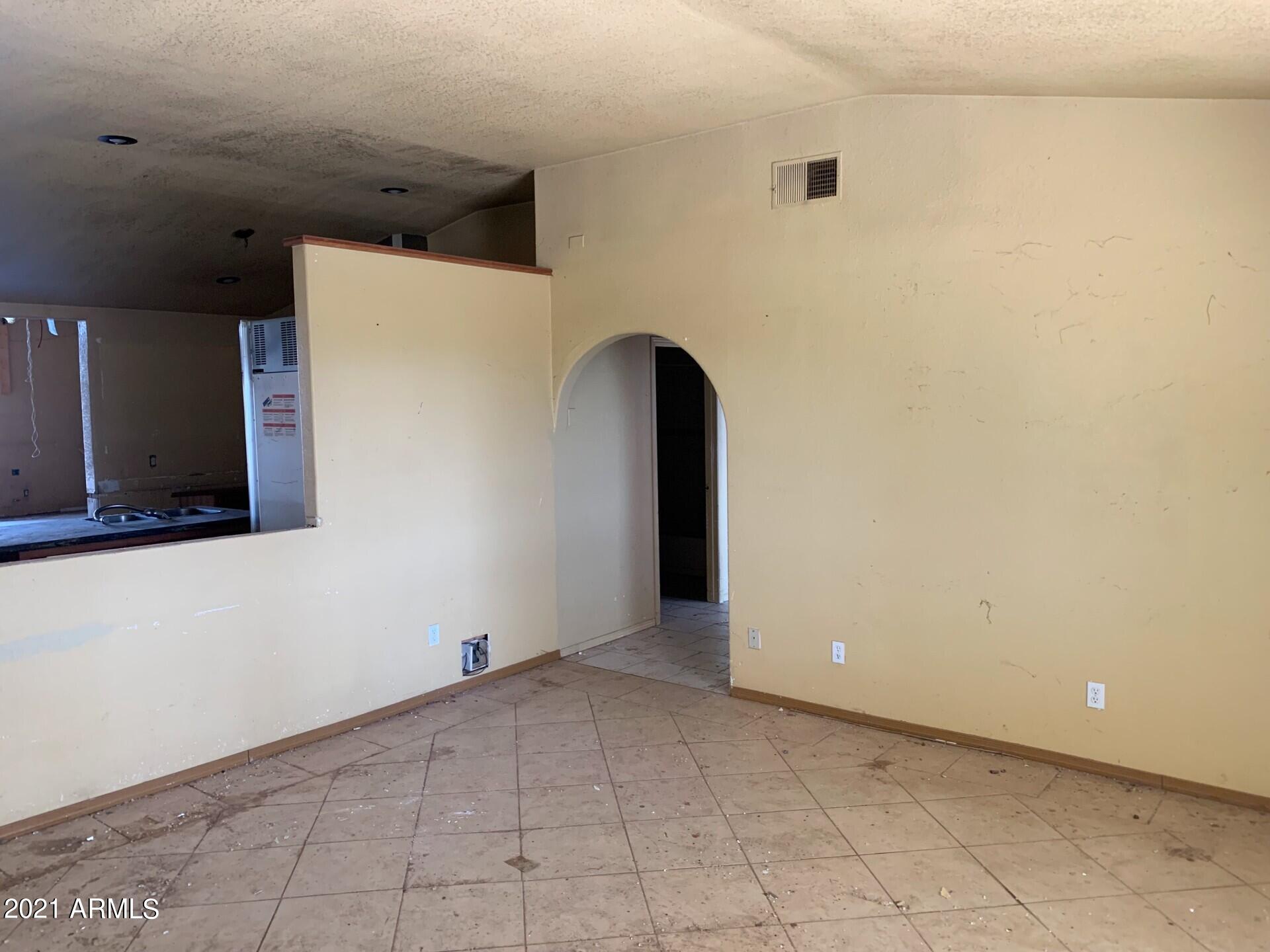 6768 South Wayward Winds Road Willcox, AZ 85643 - Photo 4 of 22 Living Room