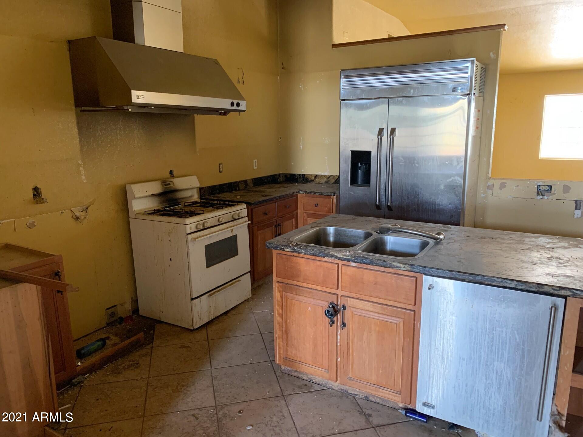 6768 South Wayward Winds Road Willcox, AZ 85643 - Photo 5 of 22 Kitchen
