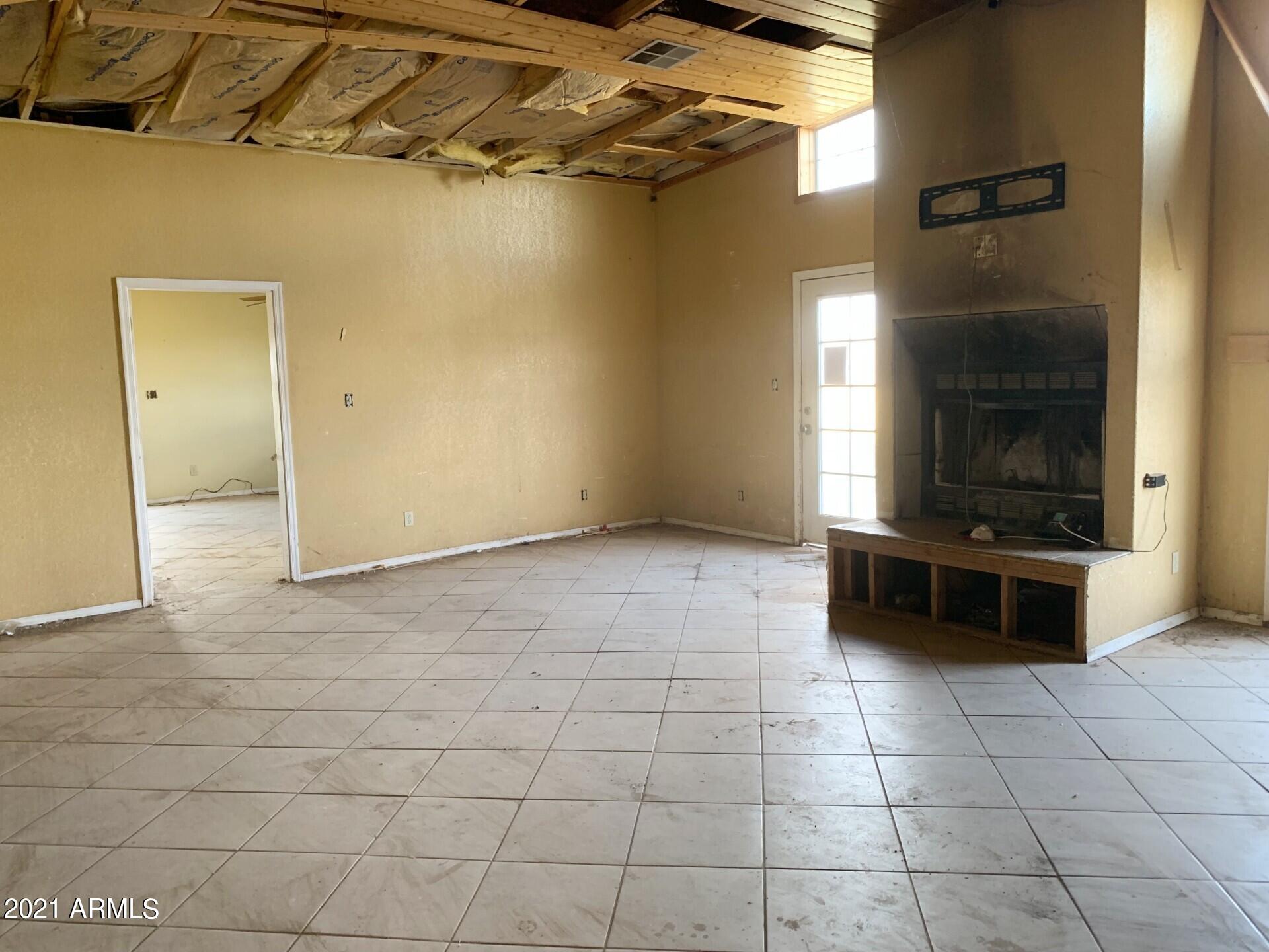 6768 South Wayward Winds Road Willcox, AZ 85643 - Photo 8 of 22 Family Room