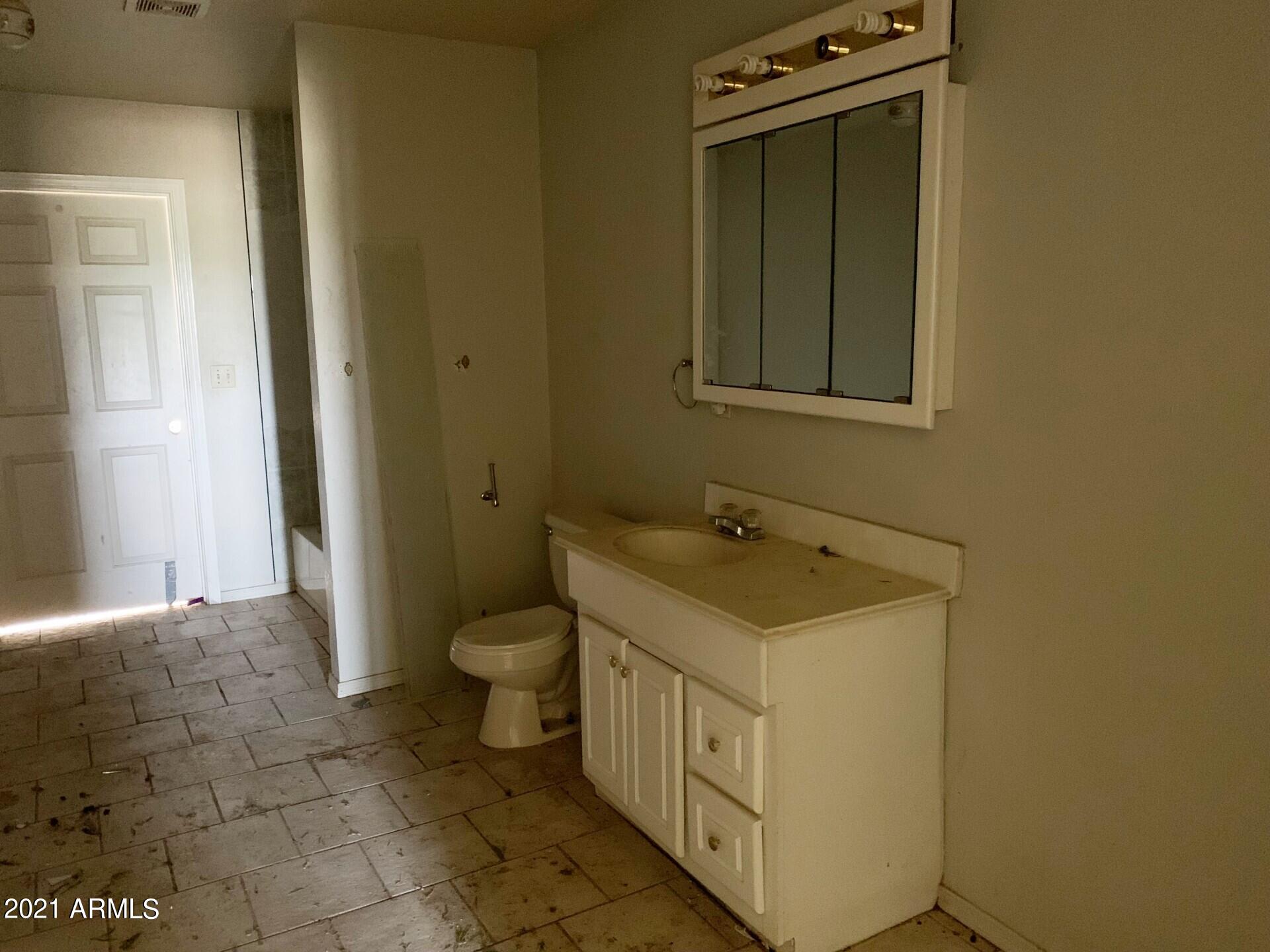 6768 South Wayward Winds Road Willcox, AZ 85643 - Photo 10 of 22 Master Bathroom