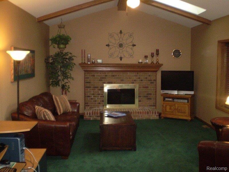 546 Timberline Drive Rochester, MI 48309 - Photo 4 of 19 House pictures 016.JPG