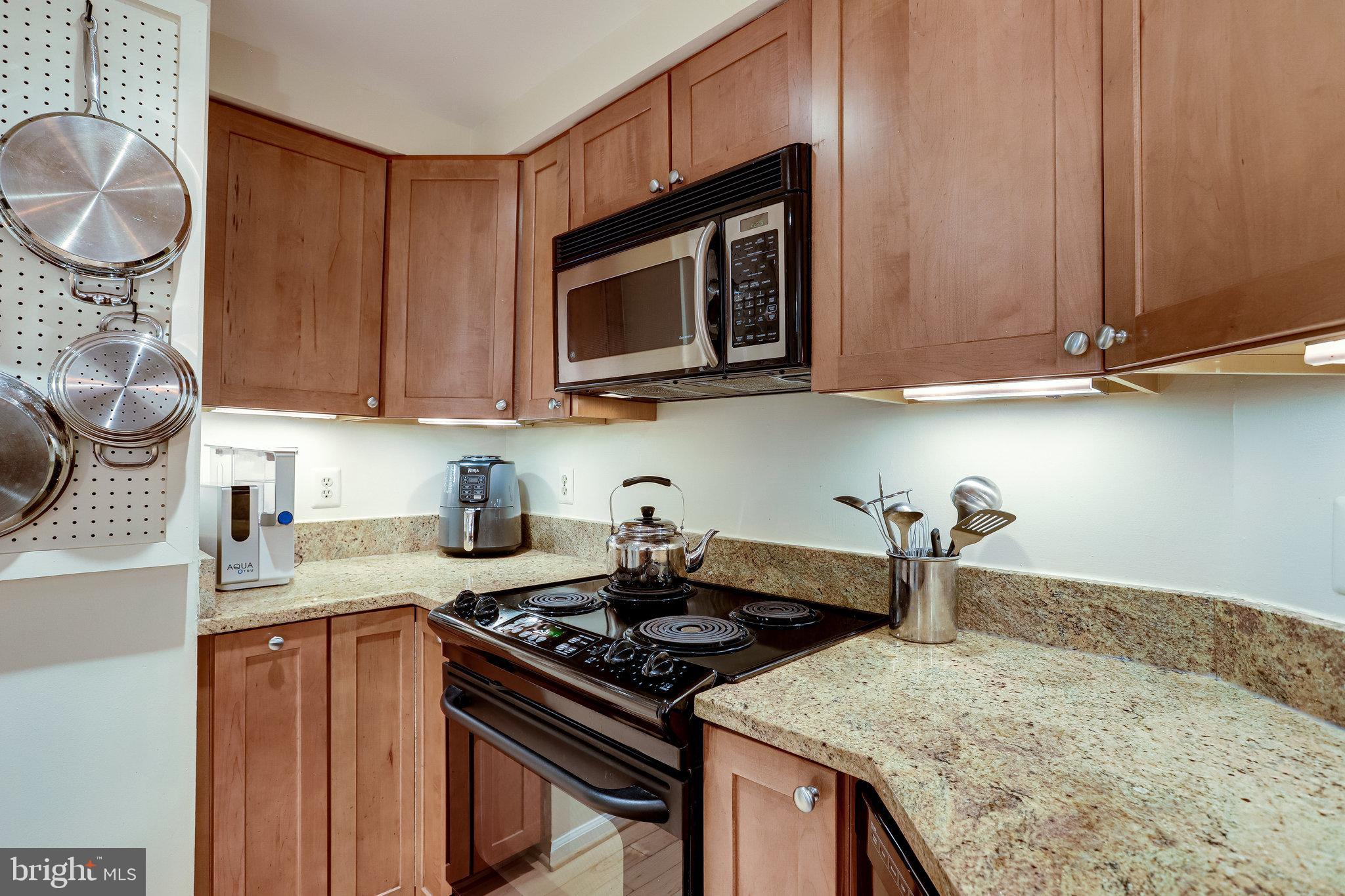 11222 Harbor Court Reston, VA 20191 - Photo 17 of 58 Granite Counters