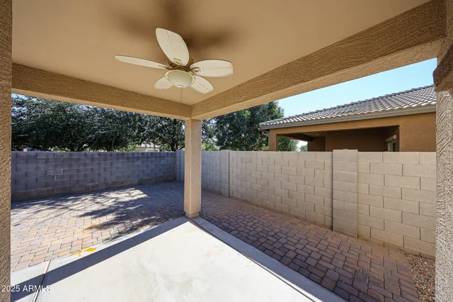 a view of a backyard