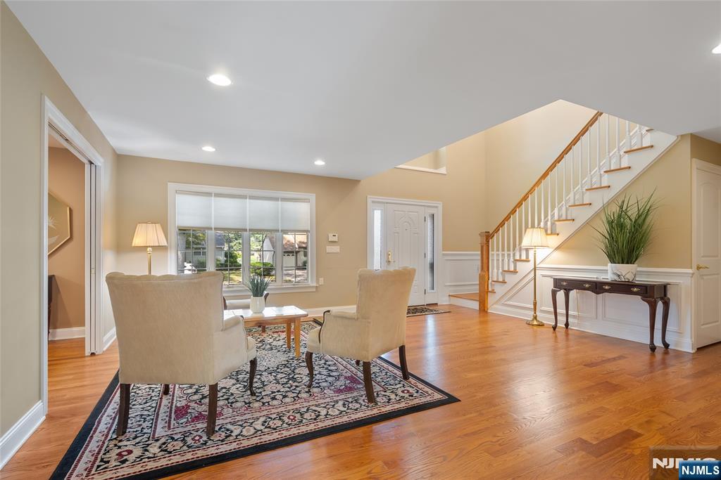 28 Demarest Road Paramus, NJ 07652 - Photo 4 of 32