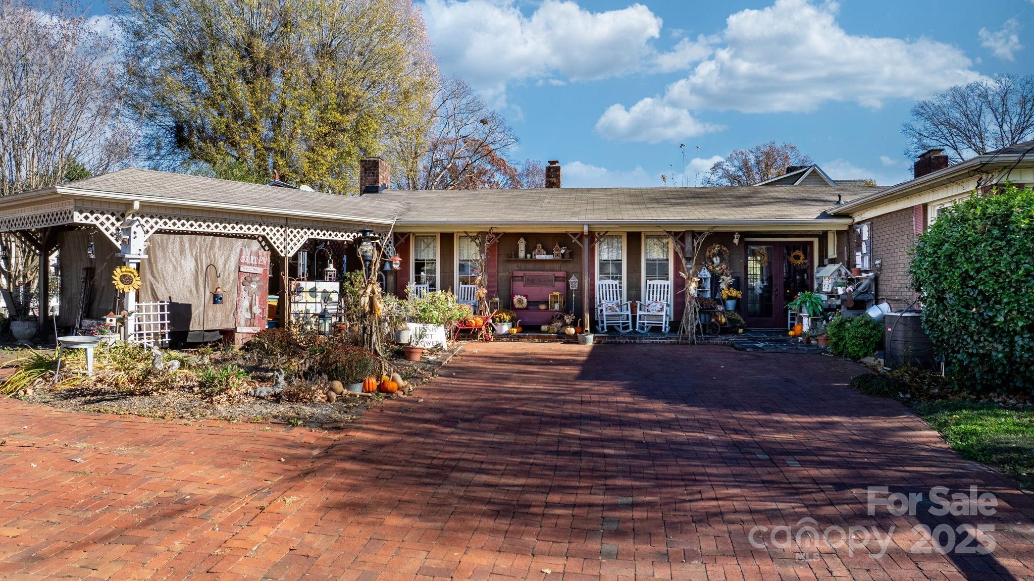 901 Union Street Maiden, NC 28650 - Photo 26 of 37 a view of a chairs and tables in patio