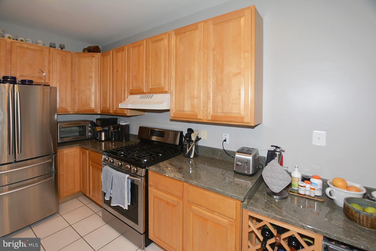 1272 Vintage Place Reston, VA 20194 - Photo 13 of 55 Kitchen with gas cooking