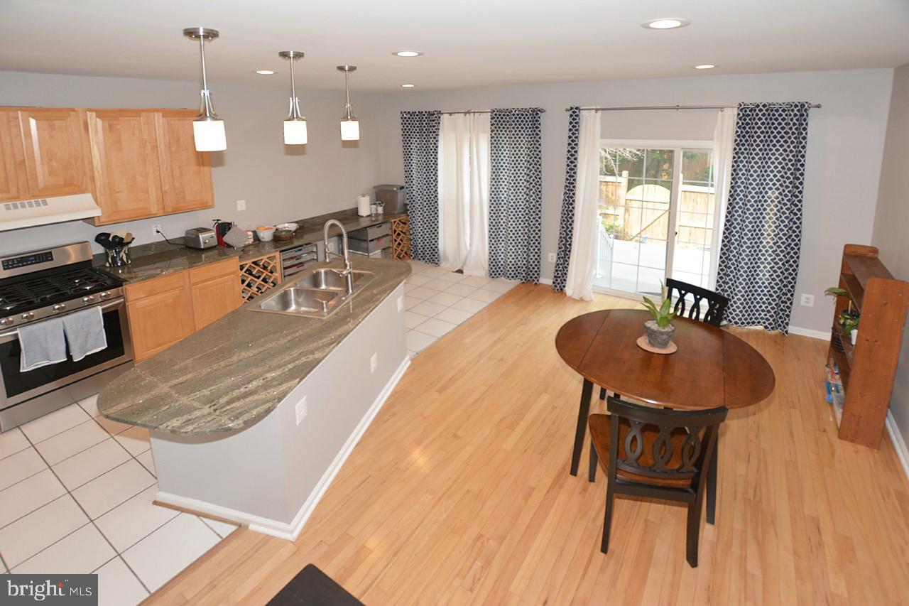 1272 Vintage Place Reston, VA 20194 - Photo 14 of 55 KItchen and dining area