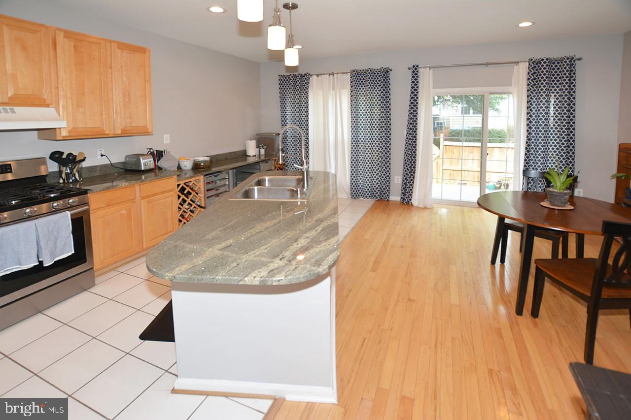 1272 Vintage Place Reston, VA 20194 - Photo 15 of 55 Kitchen with upgrade appliances