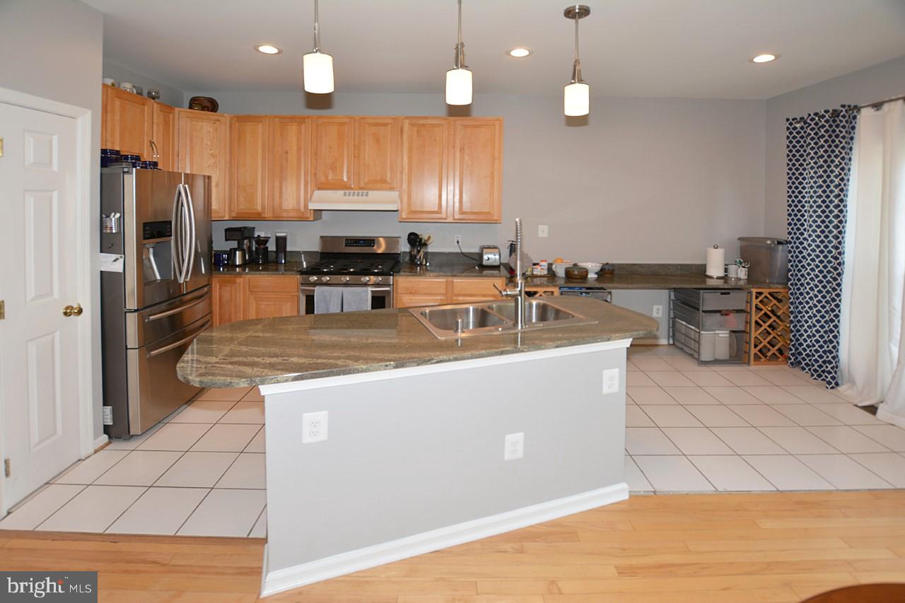 1272 Vintage Place Reston, VA 20194 - Photo 16 of 55 Kitchen with extended island