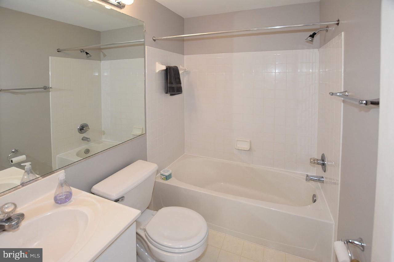 1272 Vintage Place Reston, VA 20194 - Photo 20 of 55 2nd bedroom full bath