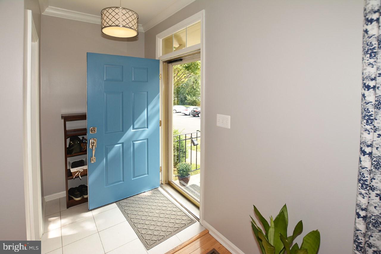 1272 Vintage Place Reston, VA 20194 - Photo 3 of 55 Front entry on main floor