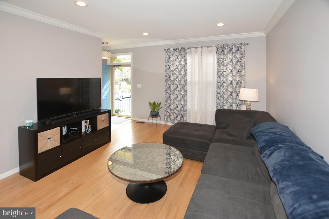 1272 Vintage Place Reston, VA 20194 - Photo 4 of 55 Living room on main level