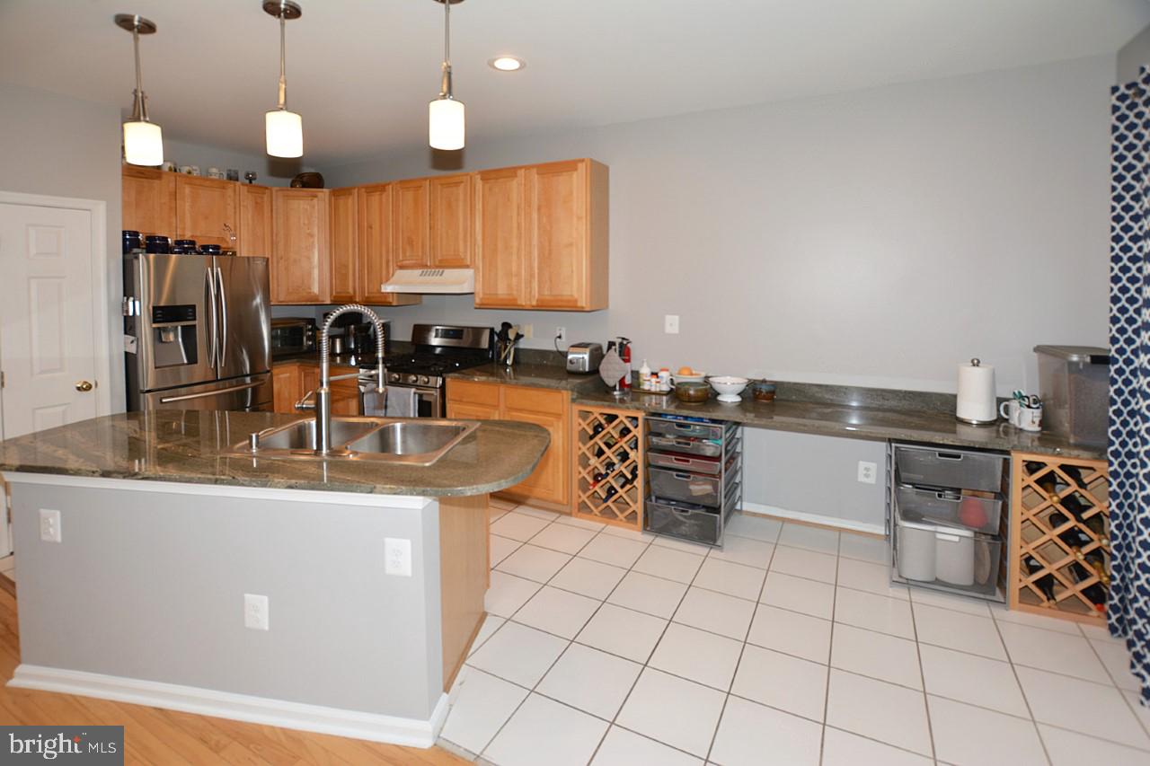 1272 Vintage Place Reston, VA 20194 - Photo 10 of 55 Kitchen with extended granite island