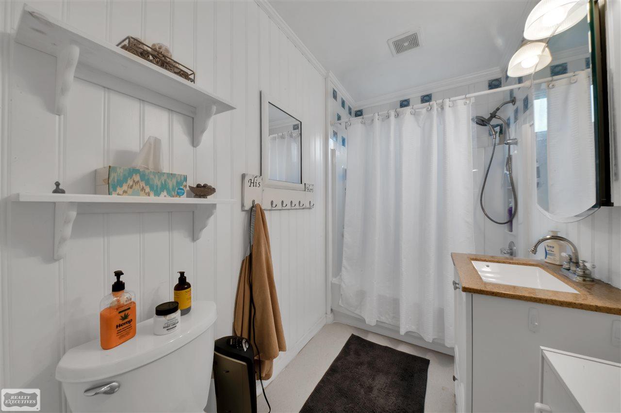 4549 Lakeshore Road Lexington, MI 48450 - Photo 20 of 46 50041034-19.JPG