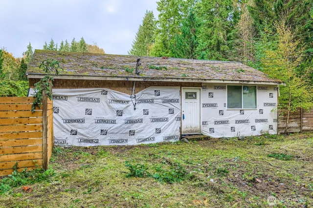 a view of a house with a backyard and a tub