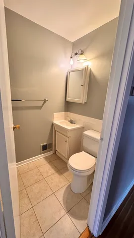 $2,000 | 8939 North Wisner Street, Unit 2, Niles, IL 60714