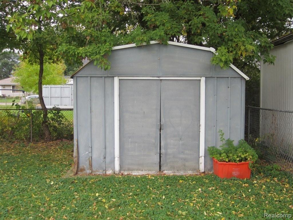 17460 Martin Road Roseville, MI 48066 - Photo 9 of 33 IMG_7981.JPG