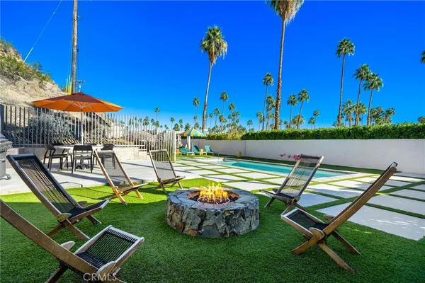 a view of a dinning table and chairs in patio