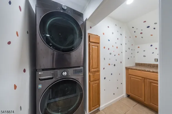 $815,000 | 224 Gates Avenue, Gillette, NJ 07933