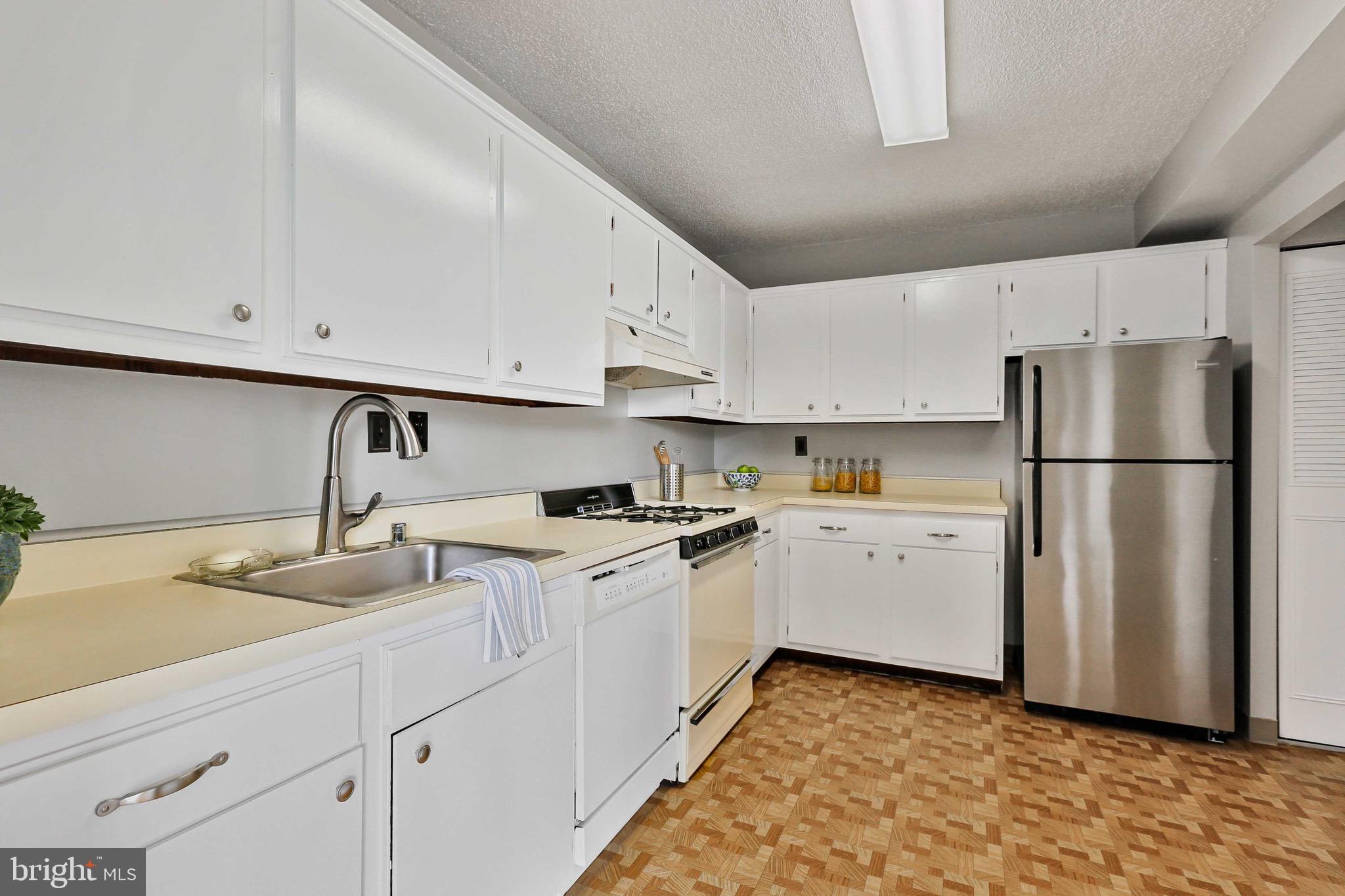 4401 Roland Avenue, Unit 306 Baltimore, MD 21210 - Photo 9 of 34 Ample Countertop & Cabinetry