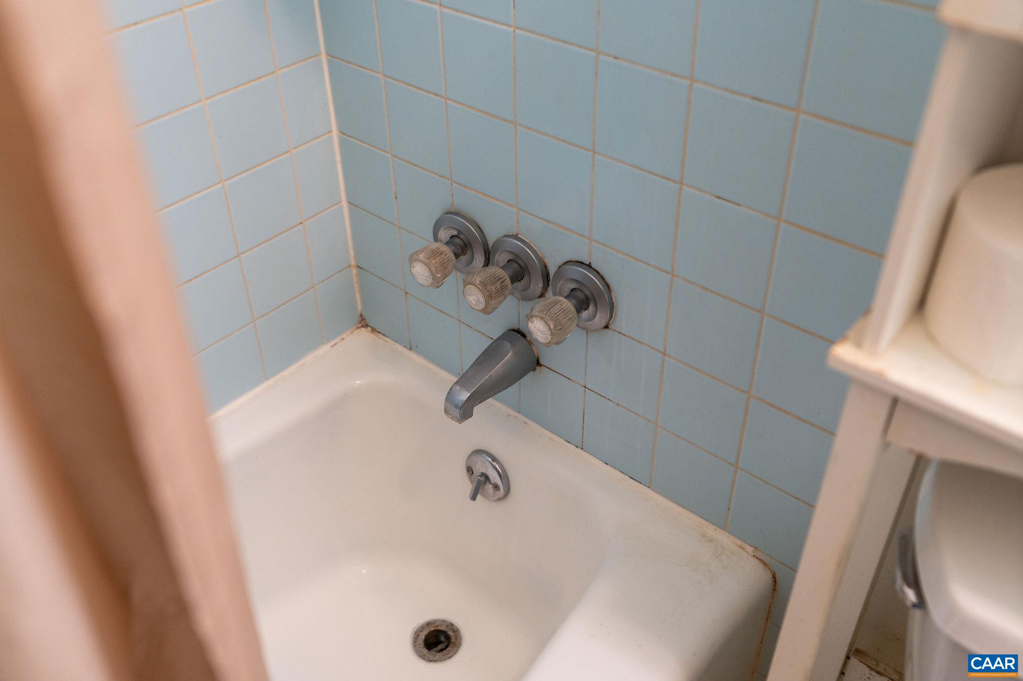 609 B Street Staunton, VA 24401 - Photo 21 of 33 a bathroom with a tub