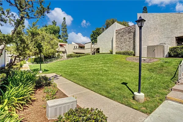 a view of a back yard