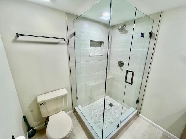 1817 18th Court, Unit 1817 Jupiter, FL 33477 - Photo 12 of 18 a bathroom with a shower and a toilet