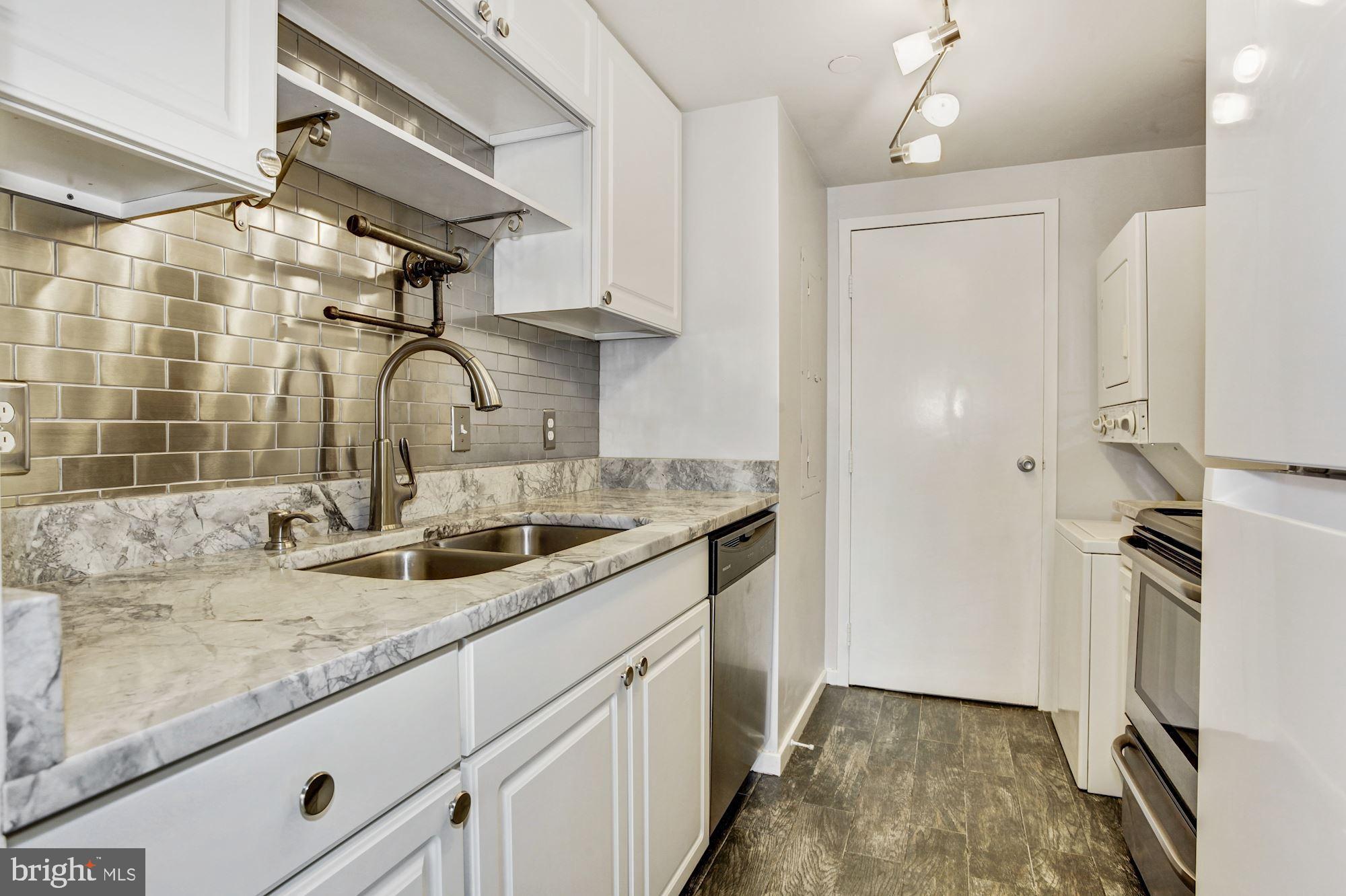 1530 Key Boulevard, Unit 929 Arlington, VA 22209 - Photo 5 of 31 Kitchen