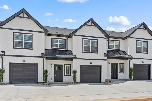 a view of a house with backyard and garden