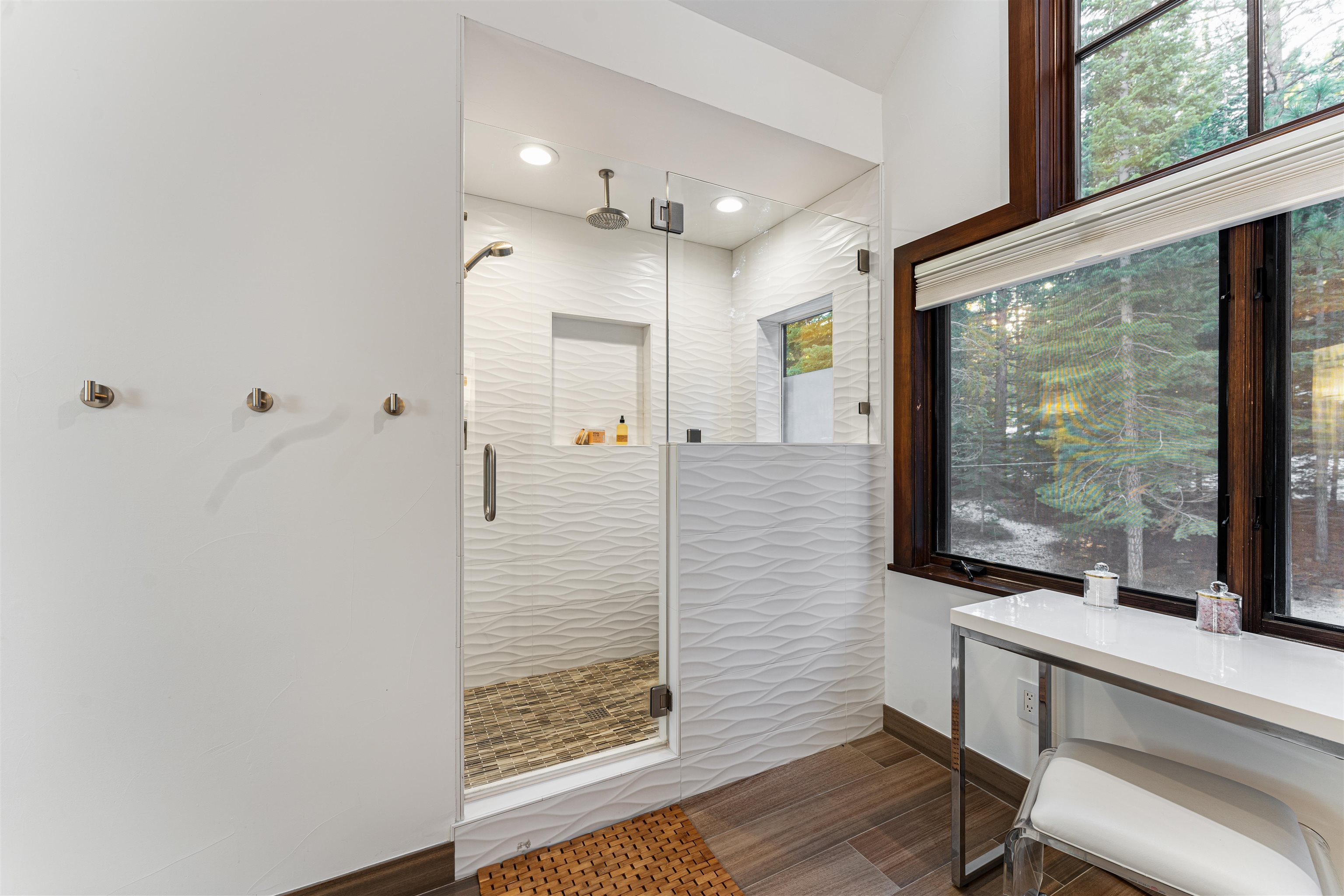 123 Dave Dysart Truckee, CA 96161 - Photo 17 of 28 a view of a hallway with wooden floor and a bathroom