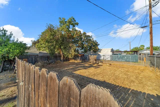 a view of a backyard