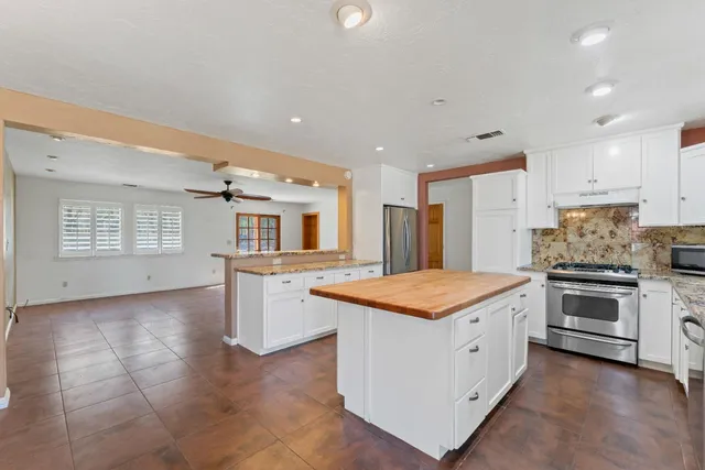 a view of a big room with closet and windows