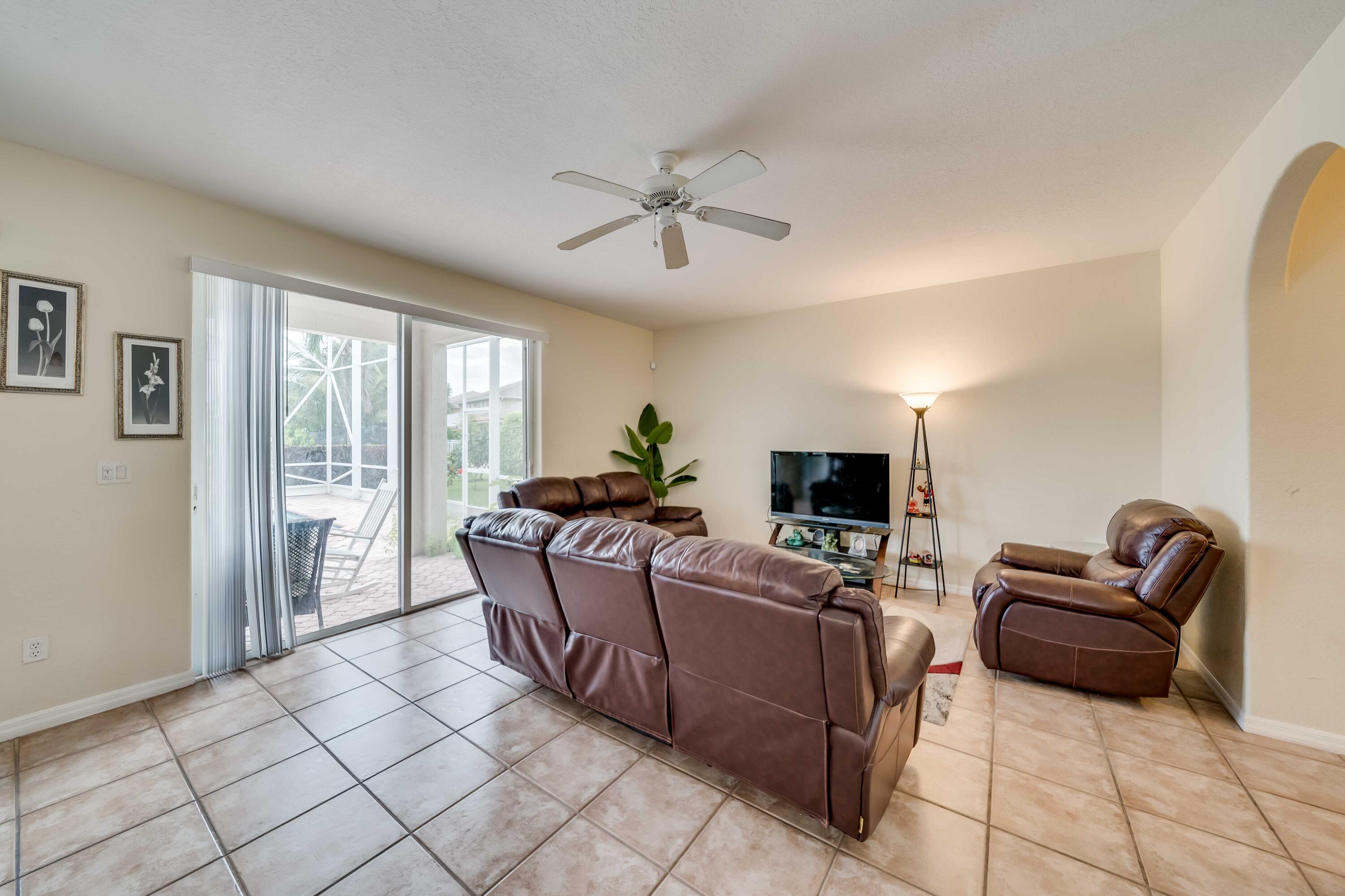 16738 Diamond Drive Weston, FL 33331 - Photo 11 of 38 16_interior-12