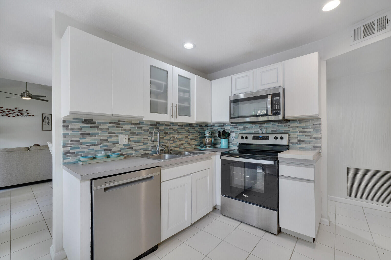 5521 Coach House Circle, Unit D Boca Raton, FL 33486 - Photo 20 of 32 KITCHEN
