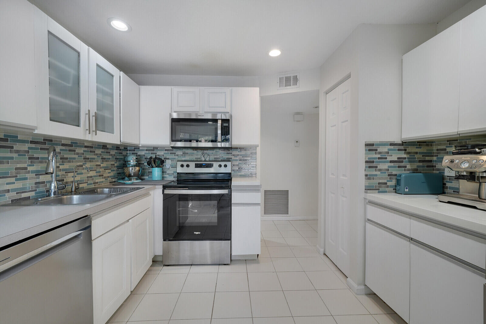 5521 Coach House Circle, Unit D Boca Raton, FL 33486 - Photo 21 of 32 KITCHEN