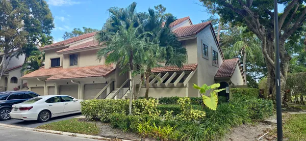 $439,500 | 5521 Coach House Circle, Unit D, Boca Raton, FL 33486