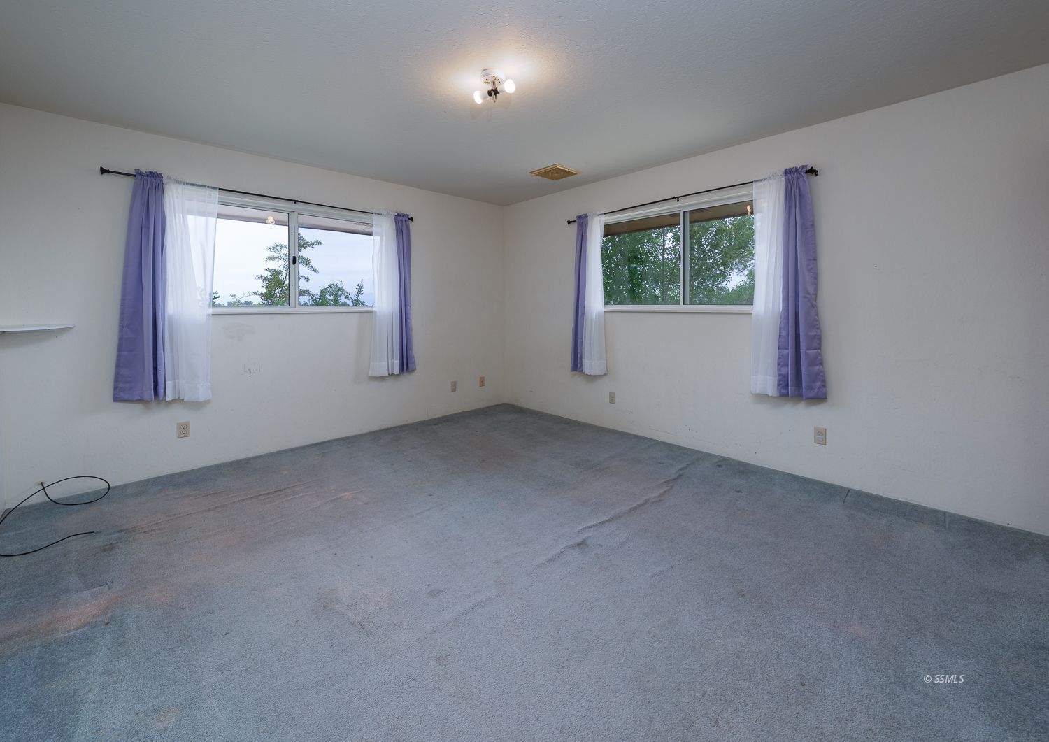 1313 Autumn Avenue Ridgecrest, CA 93555 - Photo 14 of 50 an empty room with windows