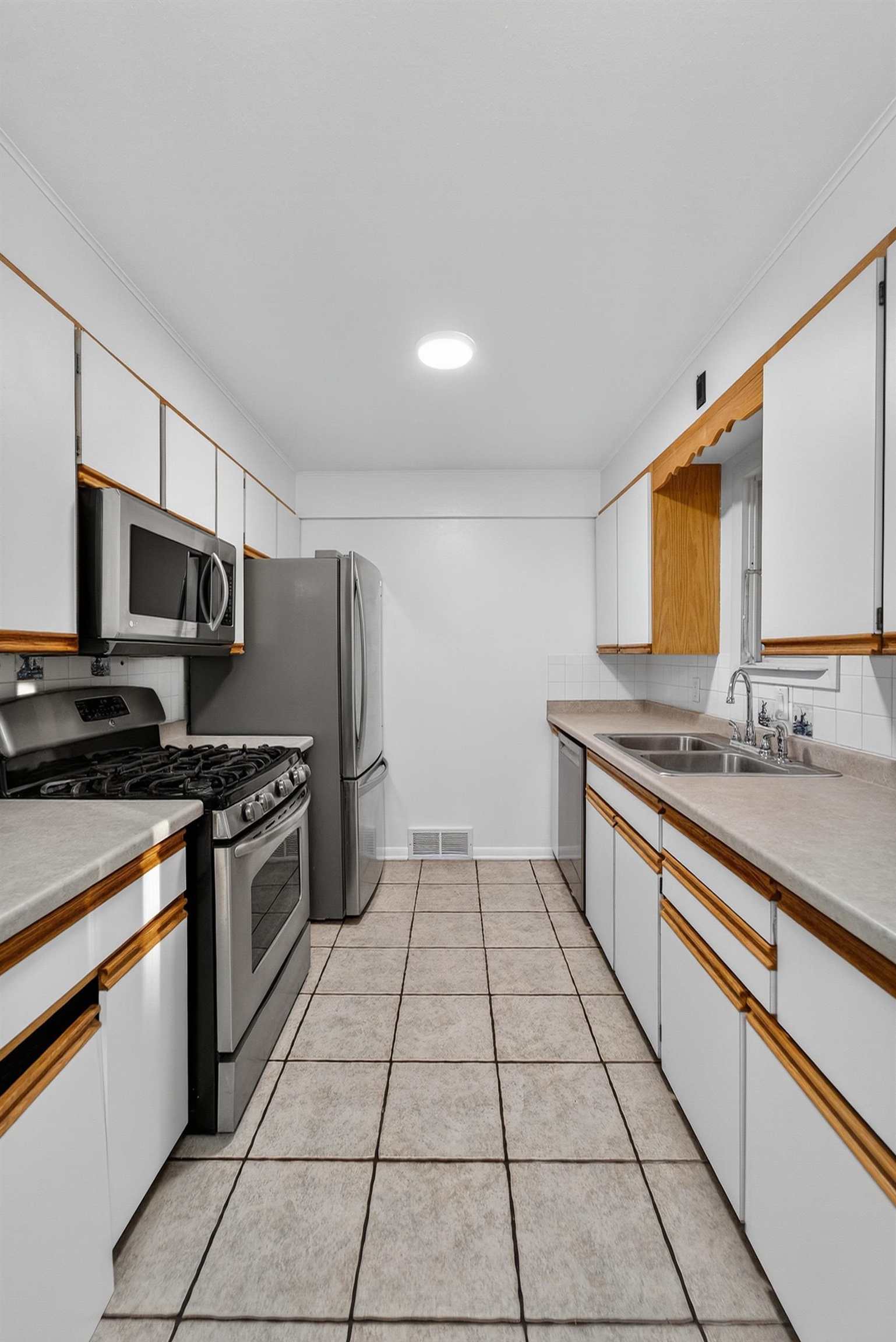 6829 Cooper Avenue Middleton, WI 53562 - Photo 4 of 12