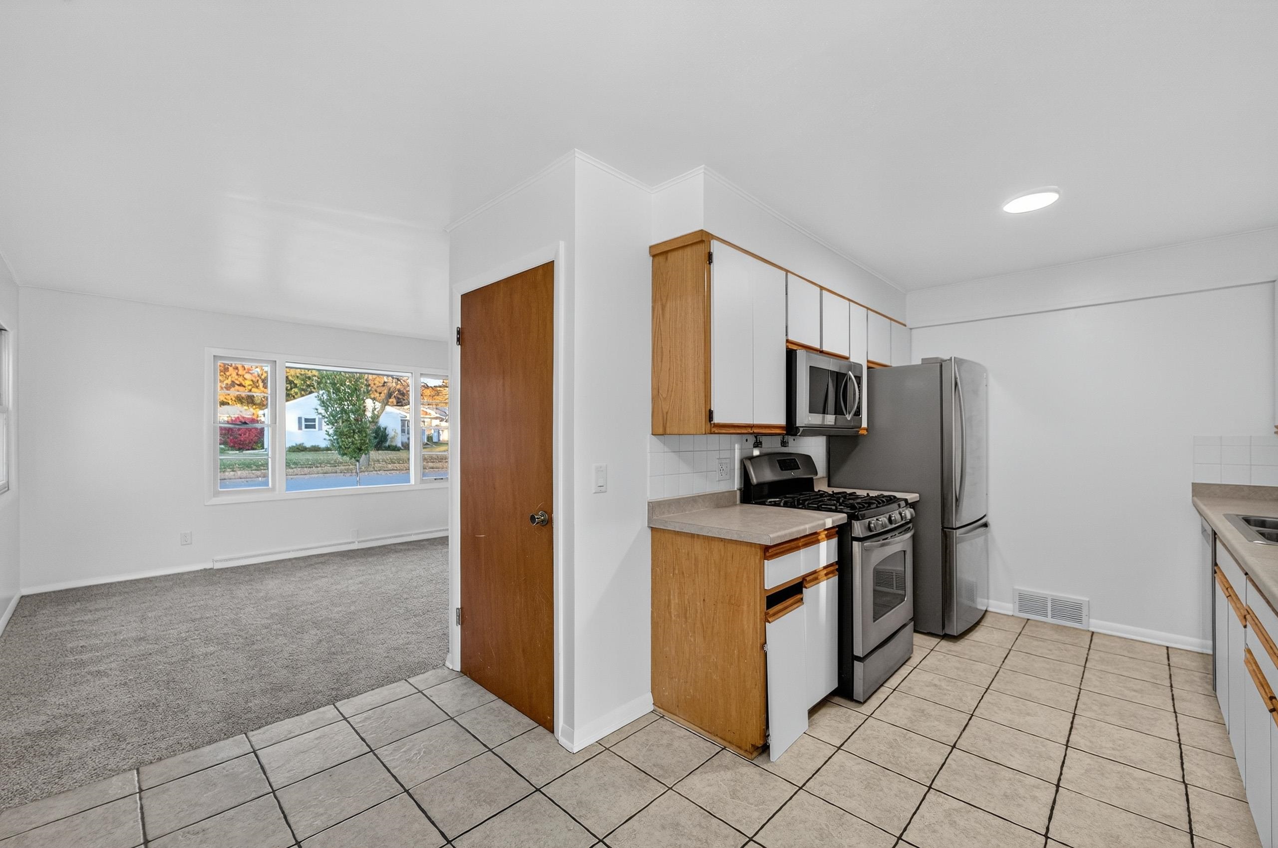 6829 Cooper Avenue Middleton, WI 53562 - Photo 5 of 12