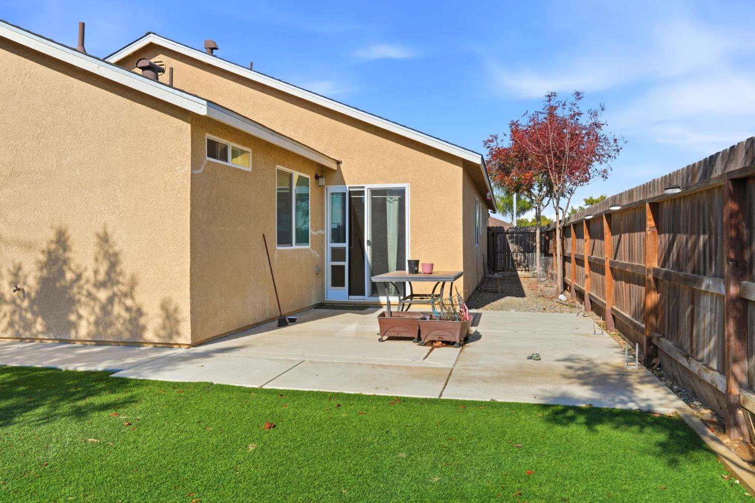 296 Dena Court Merced, CA 95341 - Photo 28 of 34 a front view of house with yard
